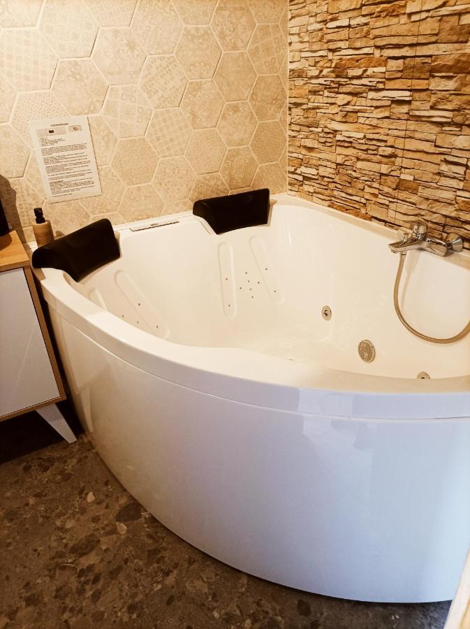 Le Nid Douillet D'Alsace Et Sa Balneo Villa Ottmarsheim ภายนอก รูปภาพ